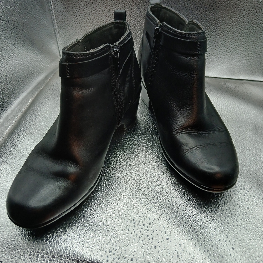 Clarks Black Leather Ankle Boots Women's Size 6